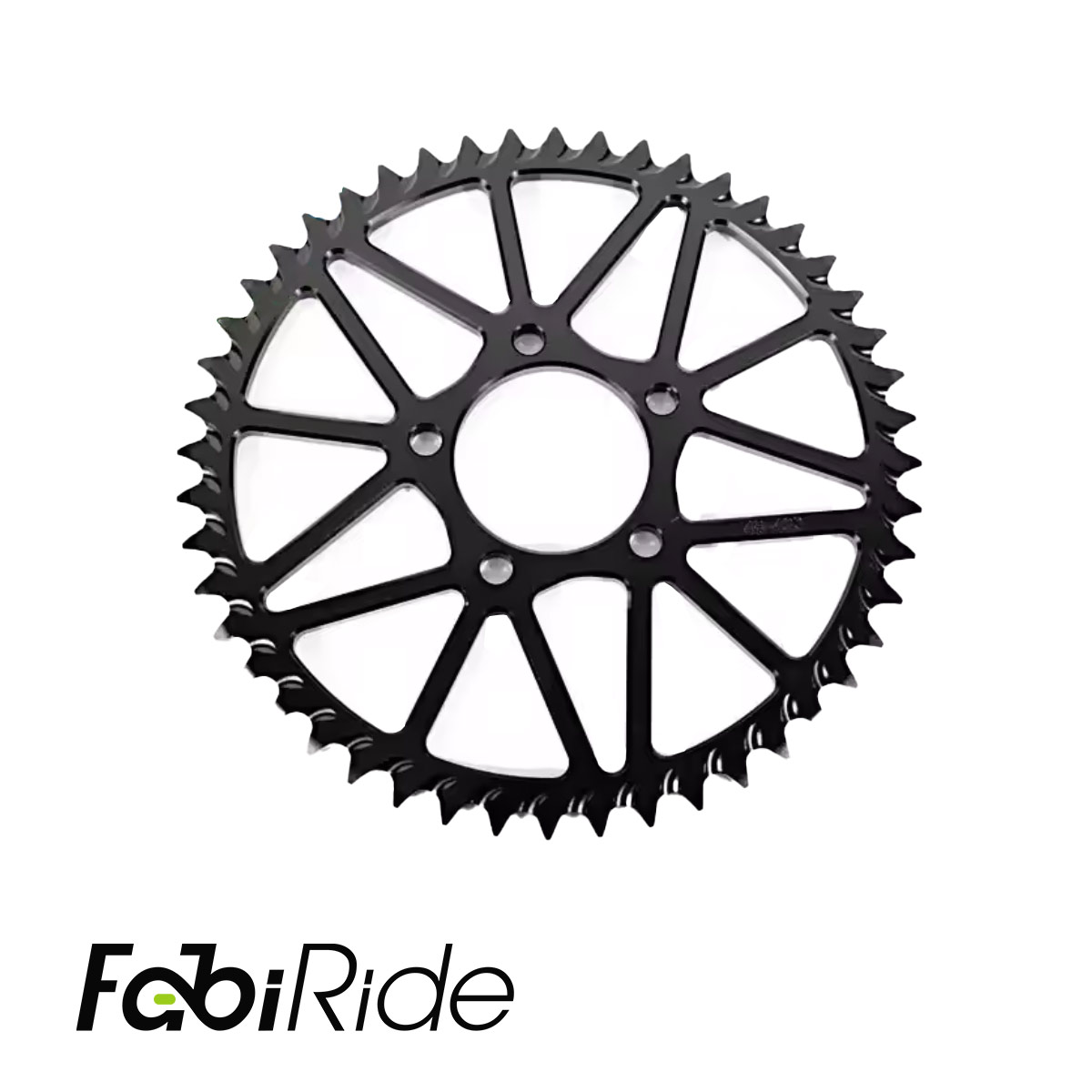 Juodas elektrinis krosinis motociklas geltonais akcentais žalios dirbtinės žolės sienos fone.